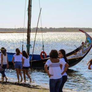 Embarque na Murtosa: Passeio de Barco Moliceiro Tradicional pela Ria de Aveiro